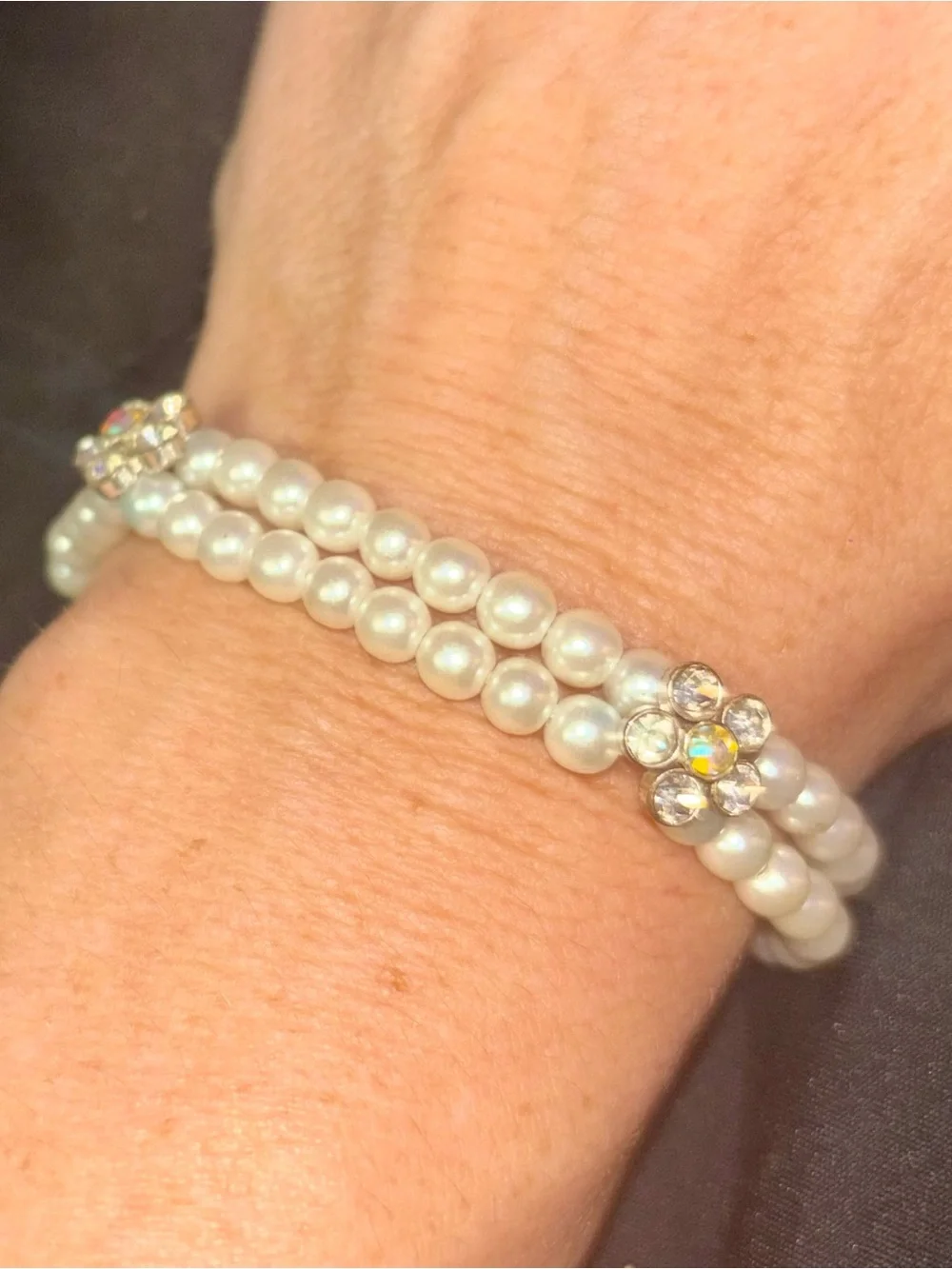 Vintage pearl stretch bracelet with flower rhinestone accents